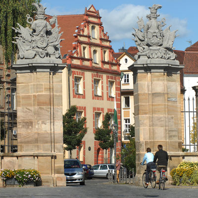 Radfahrer am Ansbacher Schlosstor