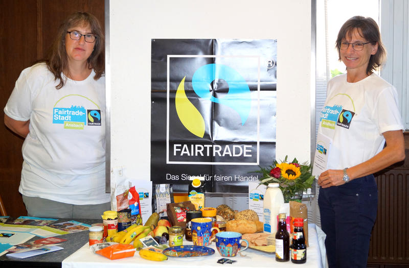 Bild vergrößern: Kerstin Herzog (links) und Annette Friedrich stellen das faire und regionale Frühstück für zu Hause vor.           