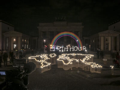 Bild vergrößern: Teilnehmer machen in Berlin im Rahmen einer Aktion des WWF Deutschland mit einer Lichtinstallation auf die Earth Hour 2019 aufmerksam.