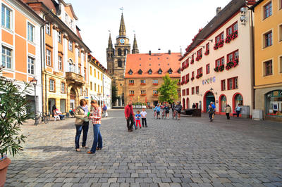 Bild vergrößern: Der Martin-Luther-Platz mit Blick auf St. Gumbertus