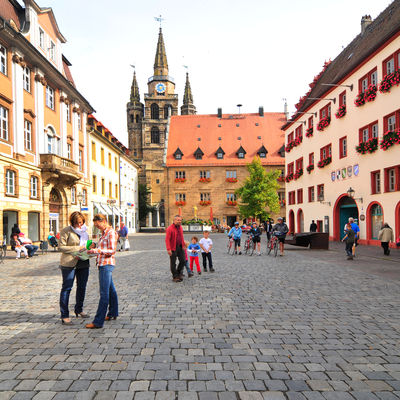 Bild vergrößern: Der Martin-Luther-Platz mit Blick auf St. Gumbertus