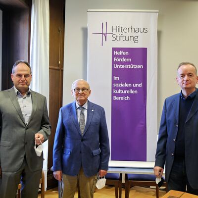Hilterhaus-Stiftung spendet für Flüchtlinge aus der Ukraine; im Bild (von links): Axel und Friedrich Hilterhaus, Oberbürgermeister Thomas Deffner