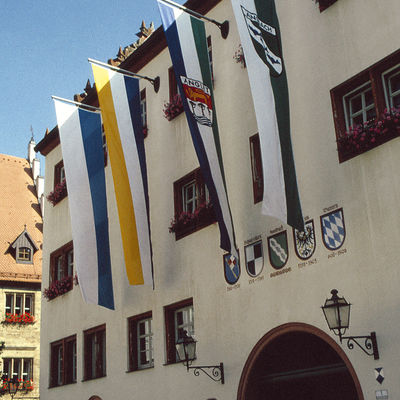 Bild vergrößern: Das Ansbacher Rathaus mit Wappenreihe