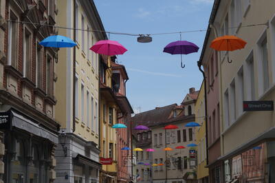 Bild vergrößern: Regenschirme in der Neustadt
