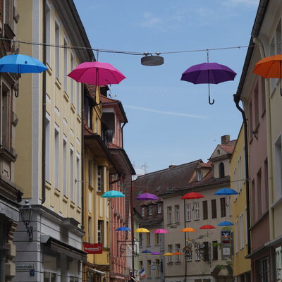Bild vergrößern: Regenschirme in der Neustadt