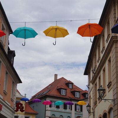 Bild vergrößern: Regenschirme in der Uzstraße           