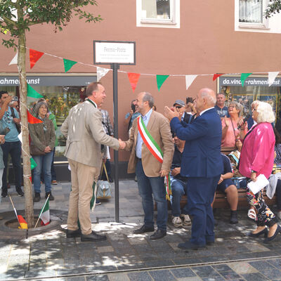 Einweihung des Fermoplatzes: OB Thomas Deffner und Paolo Calcinaro, Bürgermeister von Fermo enthüllten das Schild.