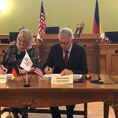 Bild vergrößern: Bürgermeisterin Kathleen Newsham und Otto Schaudig unterzeichnen den Partnerschaftsvertrag.