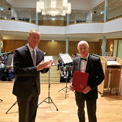 Bild vergrößern: Ernst Berendes (rechts) erhält von Oberbürgermeister Thomas Deffner den Kulturpreis der Stadt Ansbach.
