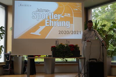 Bild vergrößern: Sportkoordinator Benjamin Tax bei der Jahressportlerehrung 2020/21.