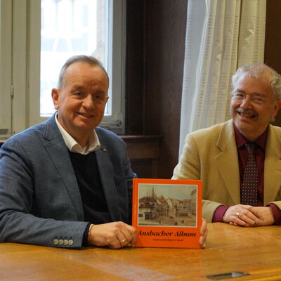 Oberbürgermeister Thomas Deffner (links) und Hartmut Schötz bei der Buchvorstellung des neuen Ansbacher Albums.