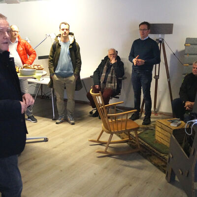 Hans-Peter Sander (links) stellt bei der Eröffnung das Konzept vor.                   