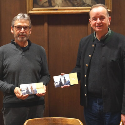 Peter Weickert (links) und OB Thomas Deffner präsentieren die diesjährige, städtische Weihnachtskarte.    