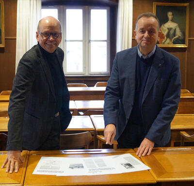 Bild vergrößern: Werner Frieß (links) und Oberbürgermeister Thomas Deffner sehen sich alte Artikel zum Bau des Verkehrsüberungsplatz bei der Spendenübergabe an.
