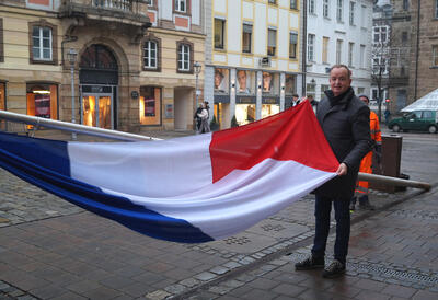 Bild vergrößern: Oberbürgermeister Thomas Deffner beim Hissen der französischen Flagge.                     