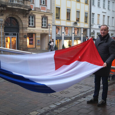 Oberbürgermeister Thomas Deffner beim Hissen der französischen Flagge.                     