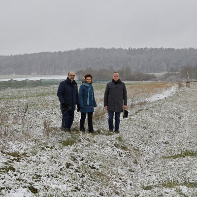 Bürgermeister Markus Liebich, Bürgermeisterin Dorina Jechnerer und Oberbürgermeister Thomas Deffner (von links) vor dem Höhenrücken des WK63.