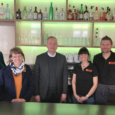 Unternehmensbesuch im Café-Restaurant Rosenbad: Im Bild (von links): Eva Fröhlich, Nadja Wilhelm, Oberbürgermeister Thomas Deffner mit Stefanie Konrath und Andreas Konrath. 