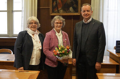 Bild vergrößern: von links: Anna-Maria Wöhl (Vorsitzende BRK-Kreisverband Ansbach), Monika Schuldes und Oberbürgermeister Thomas Deffner.