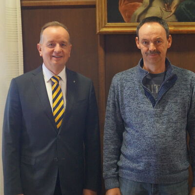 Oberbürgermeister Thomas Deffner gemeinsam mit dem neuen Feldgeschworenen Manfred Gehring.                     