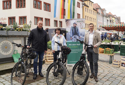 Bild vergrößern: von links: Oberbürgermeister Thomas Deffner, Waltraut Kaufmann vom ADFC und Michael Surowka von der AOK.