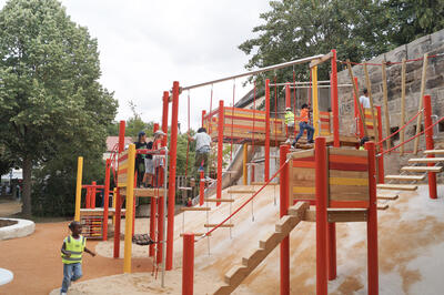 Bild vergr��ern: Die neue Spiellandschaft im Ansbacher Stadtgraben wurde im Jahr 2023 offiziell eingeweiht.