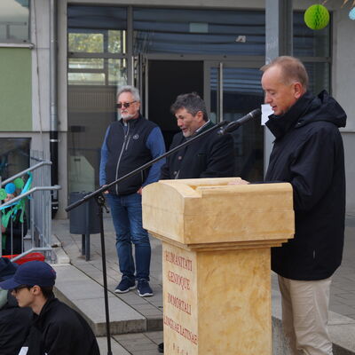 Bild vergrößern: Oberbürgermeister Thomas Deffner (rechts), Schulleiter Jochen Heldmann (Mitte) und Pfarrer Jens Porep (links) informierten über fairen Handel. 