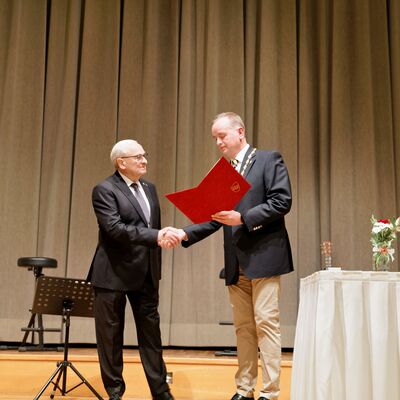 Oberbürgermeister Thomas Deffner überreicht den Ehrenbürgerbrief an Friedrich Hilterhaus (links)