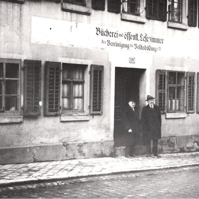 Bild vergrößern: In der Endessstraße öffnete 1924 der Vorläufer der heutigen Stadtbücherei. Rechts im Bild, das 1925 aufgenommen wurde, der Leiter der Bücherei G. Schuhmann, links ein Helfer mit Namen G. Förster.
