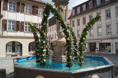 Bild vergr��ern: Osterbrunnen am Johann-Sebastian-Bach-Platz                        