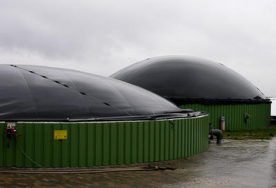 Bild vergrößern: Die Fermenter sind die auffälligsten Merkmale einer Biogasanlage, wie hier bei der Anlage in Strüth.