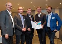 Bild vergr&ouml;&szlig;ern: H. Brenner, Siemens-Regionalreferat, S. Wickerath, Klimaschutzbeauftragter der Stadt Ansbach und Mit-Koordinator von RESPECT, Prof. Dr. S. Russwurm, Siemensvorstand, Dr. C. Schoen, RESPECT-Koordinator, M. St&uuml;mpfig, MdL und Mitbegr&uuml;nder von RESPECT, v.l.