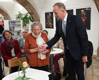 Bild vergr��ern: Oberb�rgermeister Thomas Deffner ehrte Lina Glatz mit dem Ehrenzeichen des bayerischen Ministerpr�sidenten.