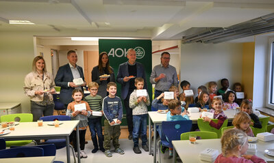 Bild vergr��ern: Auf dem Bild von links: Sandra Mack (Klassenlehrerin), Michael Surowka (Direktor der AOK in Mittelfranken), Aline L�ffler (Klimaschutzbeauftragte Stadt Ansbach), Oberb�rgermeister Thomas Deffner, Thomas Ba�ler (Schulleiter), Sch�lerinnen und Sch�ler der Klasse 1b
