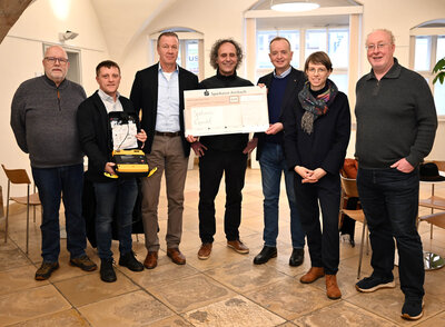 Bild vergr��ern: Im Bild (von links): Ralph-Peter Kappestein (Stiftungsratsmitglied), Marco Sandner (2. Vorsitzender) und Peter Oechsenkiel (1. Vorsitzender) vom TSV Elpersdorf, Dr. Michael Reinhart (Stiftungsratsmitglied), Oberb�rgermeister Thomas Deffner, Nadja Wilhelm (Stiftungsratsmitglied) und Martin Berberich (Stiftungsratsmitglied).