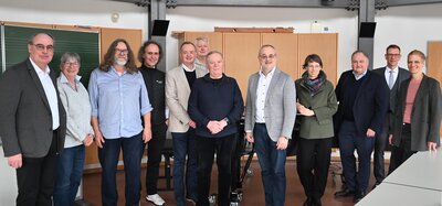 Bild vergr��ern: Alexander Biernoth von der B�rgerbewegung f�r Menschenw�rde in Mittelfranken, Monika Raschke-Dietrich und Hannes H�ttinger von der BAP, Dr. Michael Reinhart von der Stiftung Vereinigte Sparkassen Stadt und Landkreis Ansbach, Oberb�rgermeister Thomas Deffner, Stefan Kammerer vom Spiel.Werk Ansbach, Peter Lechner von der Erwin-Fricke-Stiftung, Sebastian Gramsamer vom Lions Club Ansbach, Nadja Wilhelm von der Stadt Ansbach sowie Dr. Christian Teupen von Meyerhuber Rechtsanw�lte, Schulleiter Stefan Exner und Daniela Aue vom Spiel.Werk Ansbach. Weitere Sponsoren sind die Hilterhaus-Stiftung, der Bezirk Mittelfranken und dem Kulturfonds Bayern.