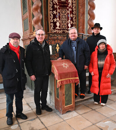 Bild vergr��ern: von links: Wolfgang Osiander von der Katholischen Erwachsenenbildung AN/NEA e.V., Alexander Biernoth vom Frankenbund Gruppe Ansbach, Pfarrer Dr. Johannes Wachowski vom Evangelischen Bildungswerk im Dekanat Ansbach, Oberb�rgermeister Thomas Deffner und Iryna Savchenko, Integrationsbeauftragte der Stadt Ansbach