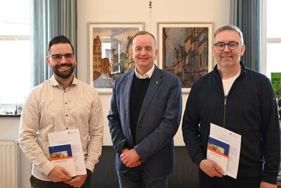 Bild vergr��ern: Im Bild: von links: Klaus Gei�els�der, Oberb�rgermeister Thomas Deffner, J�rgen Schwab