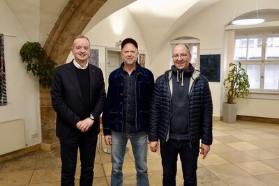 Bild vergr��ern: von links: Oberb�rgermeister Thomas Deffner, Martin Riedel und Florian Brendel in der Gotischen Halle des Stadthauses, eine der neuen Locations bei der Kneipenjagd Ansbach.
