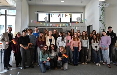 Bild vergr��ern: Austauschsch�lerinnen und -sch�ler mit v. l. Thomas Deffner  (Oberb�rgermeister Stadt Ansbach), Susanne Bieneck (Lehrerin  Platen-Gymnasium), Roberta Lutteri und Silvia Roatti (italienische  Lehrkr�fte) und Tobias Herber (Schulleiter Platen-Gymnasium)