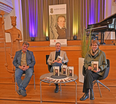 Bild vergr��ern: von links: Intendant Eckart B�hmer, Oberb�rgermeister Thomas Deffner und Nadja Wilhelm, Leiterin des st�dtischen Referats f�r Kultur und Tourismus, stellten das Programm f�r die Festspiele vor.