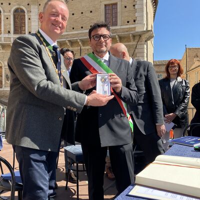 Bild vergr��ern: Oberb�rgermeister Thomas Deffner erh�lt den Schl�ssel der  Stadt Fermo von Mauro Torresi (amtierender Vize-B�rgermeister von Fermo)
