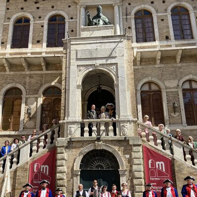 Bild vergr��ern: Oberb�rgermeister Thomas Deffner mit dem Heimatverein Ansbach e. V. vor dem Palazzo dei Priori 