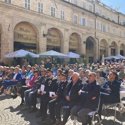 Bild vergr��ern: Reisegruppe auf der Piazza del Popolo