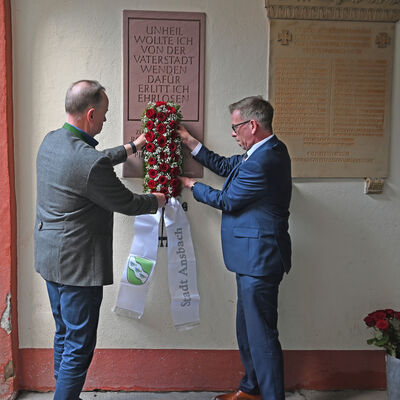 Bild vergr��ern: Oberb�rgermeister Thomas Deffner und Stefan Exner, Schulleiter des Gymnasiums Carolinums, gedachten Robert Limpert. 