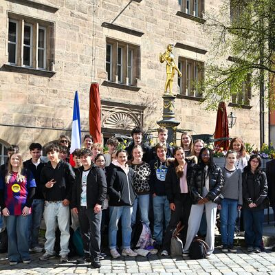 Sch&uuml;lerinnen und Sch&uuml;ler aus Ansbach und Bayonne mit Dr.  Markus Bucka (B&uuml;rgermeister Stadt Ansbach) und deutschen sowie  franz&ouml;sischen Lehrkr&auml;ften