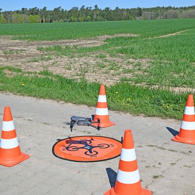 Bild vergr��ern: Girls' Day: M�dchen konnten in der Stadtplanung ein Drohne fliegen lassen