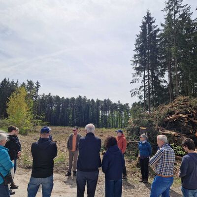 Bild vergr��ern: Tag der Erneuerbaren Energien 2026: F�hrung zum k�nftigen B�rgerwindrad Str�th