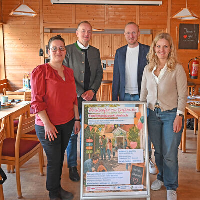 Bild vergr��ern: Stellten den neuen Familienst�tzpunkt beim Blauen Kreuz vor: Kathrin Blank (Leiterin des Familienst�tzpunktes), Oberb�rgermeister Thomas Deffner, Timotheus H�bner (Leiter des Blauen Kreuzes), und Kerstin Schellenberger (Koordinatorin f�r Familienbildung bei der Stadt Ansbach).