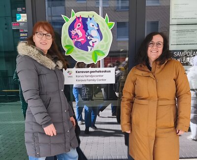 Bild vergr��ern: Martina Weidner-Scheeler (links) und Alexandra Bunk vor dem Familienzentrum Kerava Finnland.